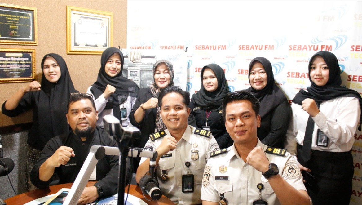 Imigrasi Tegal Mengudara di Sebayu 94 FM Tegal, Sampaikan Edukasi Layanan Keimigrasian kepada Masyarakat